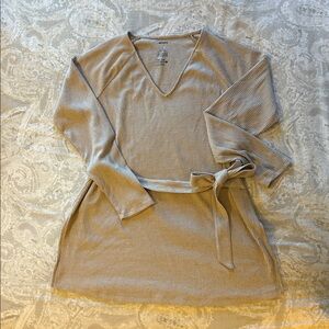 Maternity v-neck lightweight sweater